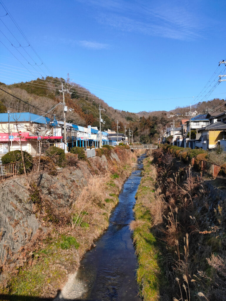 初谷川