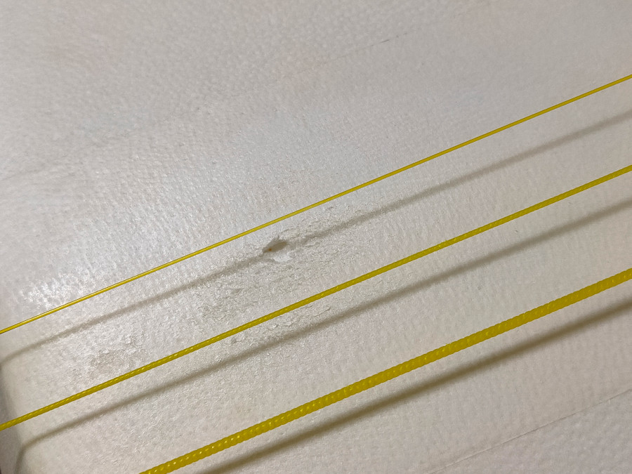 津軽三味線の撥皮に穴が開いた状態