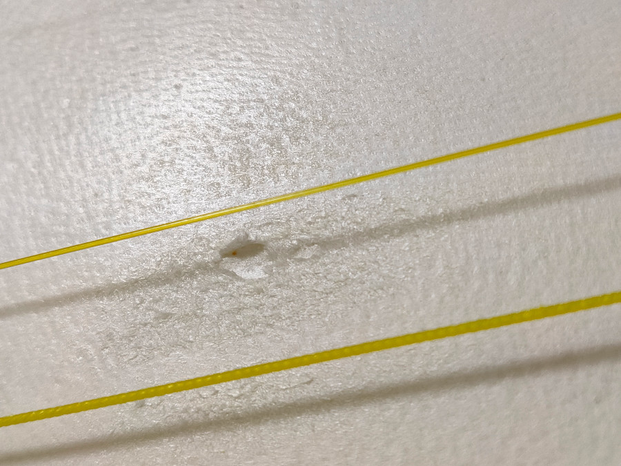 津軽三味線の撥皮に穴が開いた状態