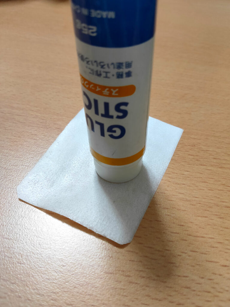 津軽三味線の撥皮にスティックのりを塗る