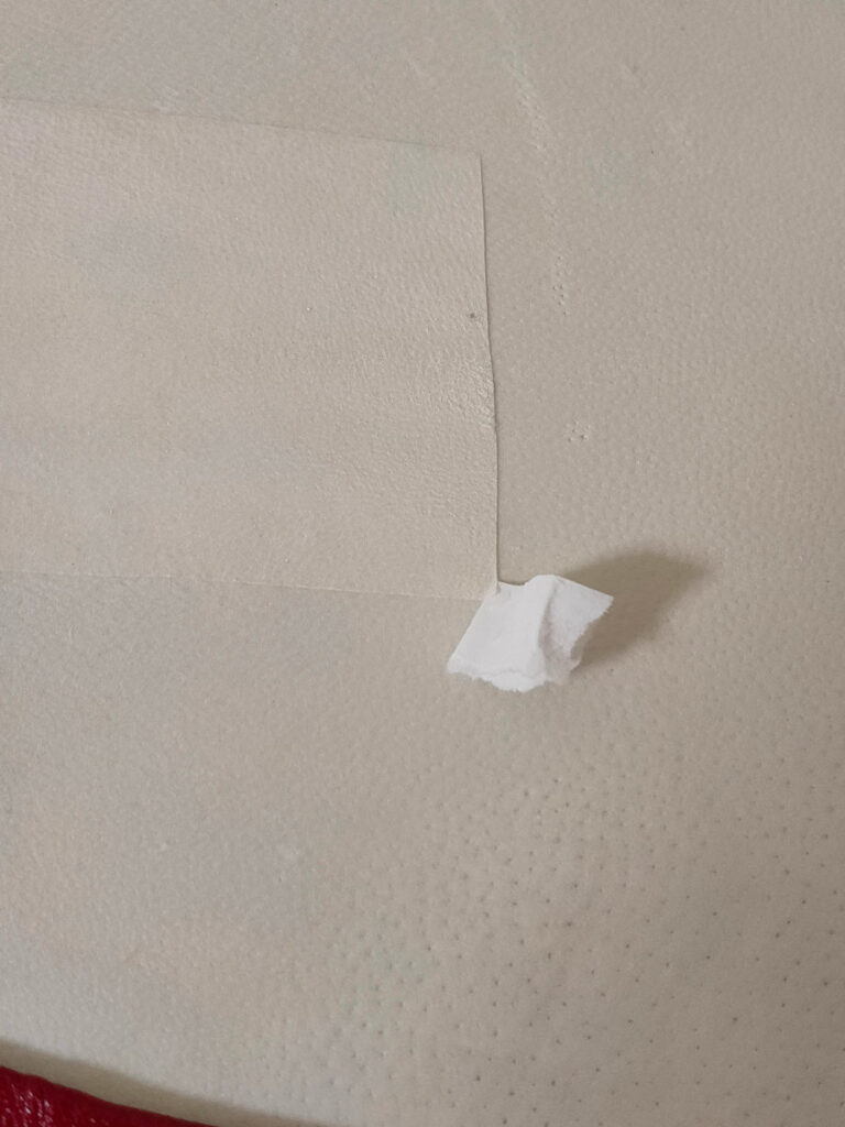 津軽三味線の撥皮の隙間に糊をつける