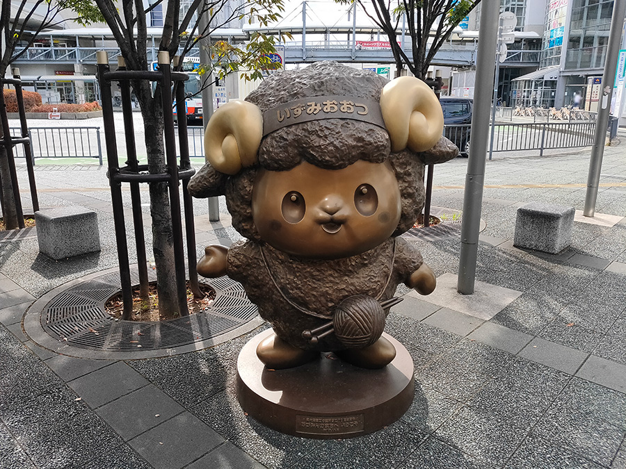 おづみん像(泉大津駅前)