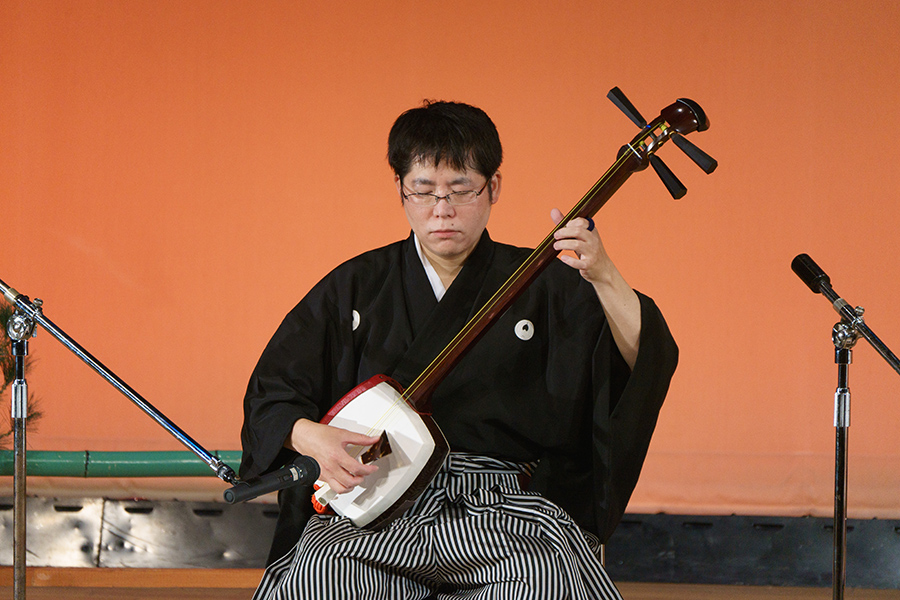 泉大津市文化協会オンステージ2025「じゃわめく芸能」で演奏する竹山流 津軽三味線奏者 水山