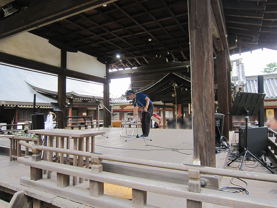 氷室神社の拝殿・舞殿で演奏の準備をする竹山流 津軽三味線奏者 水山