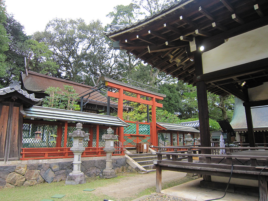 氷室神社の本殿と舞殿
