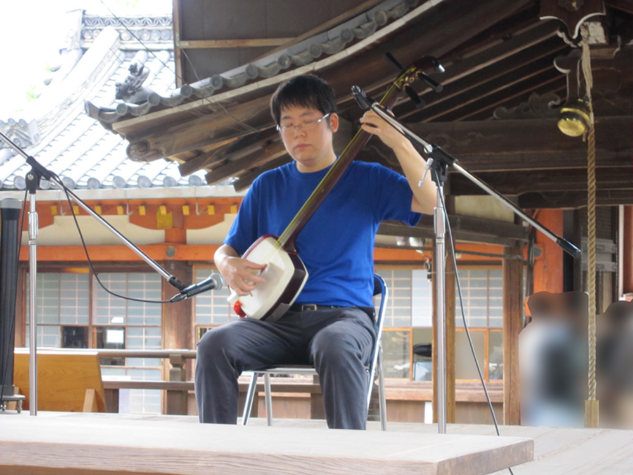 第10回 春日野音楽祭のまちなかステージ「氷室神社」で演奏する竹山流 津軽三味線奏者 水山
