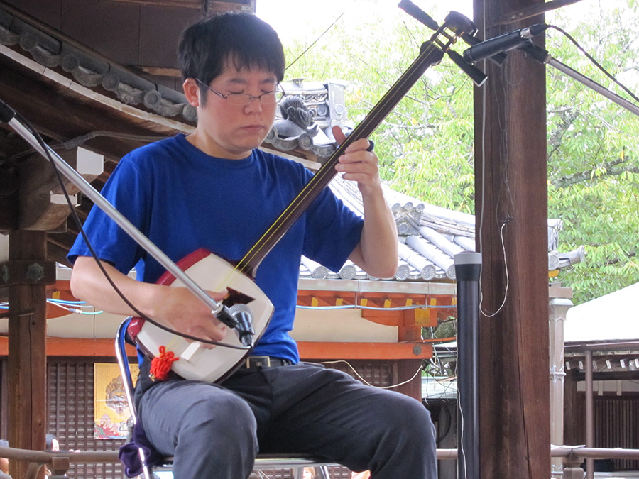 第10回 春日野音楽祭のまちなかステージ「氷室神社」で演奏する竹山流 津軽三味線奏者 水山