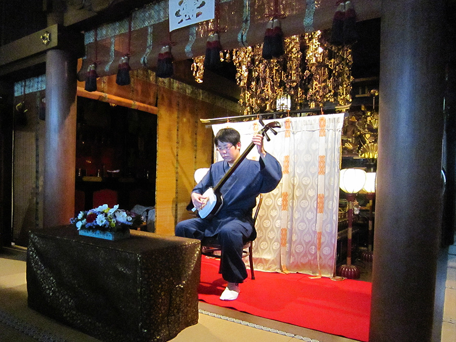 第6回 下鴨音楽祭にて法乗院の本堂で演奏する竹山流 津軽三味線奏者 水山