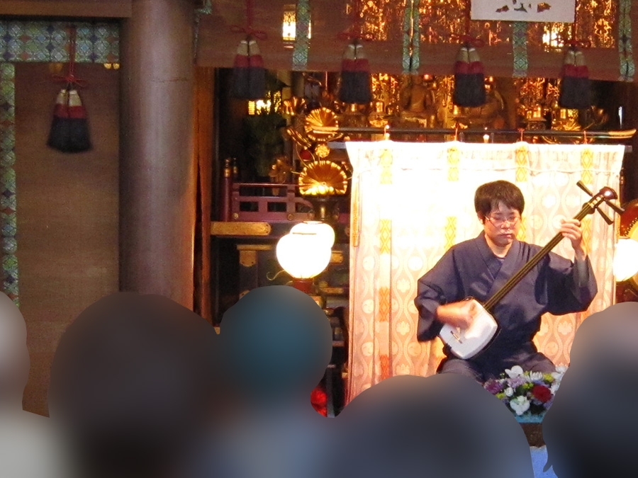 第6回 下鴨音楽祭にて法乗院の本堂で演奏する竹山流 津軽三味線奏者 水山