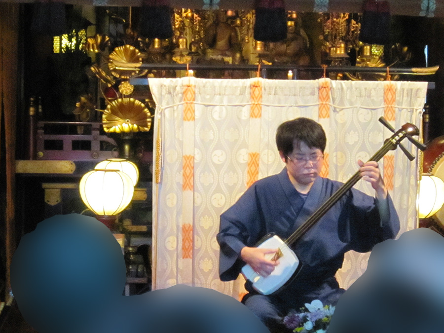 第6回 下鴨音楽祭にて法乗院の本堂で演奏する竹山流 津軽三味線奏者 水山