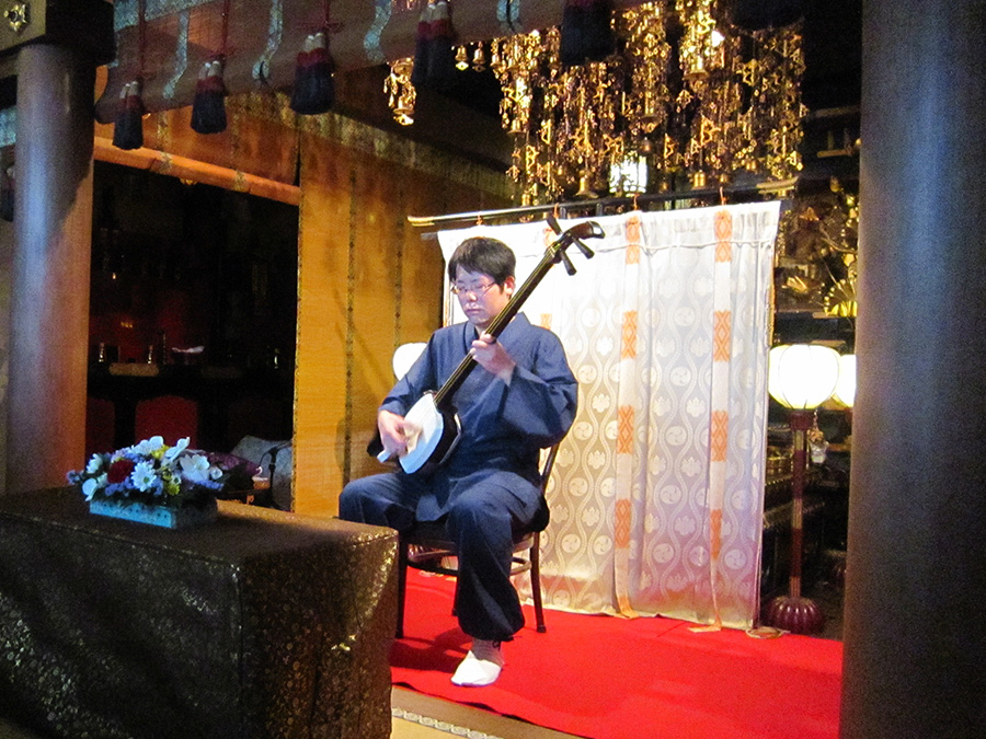 第6回 下鴨音楽祭にて法乗院の本堂で演奏する竹山流 津軽三味線奏者 水山