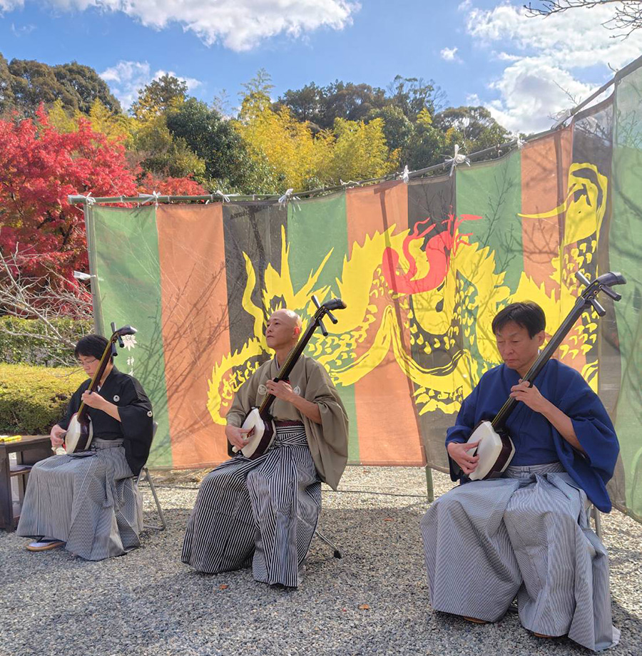 満願寺・せんじゅ桜の庭で行われた竹山流 津軽三味線の合奏