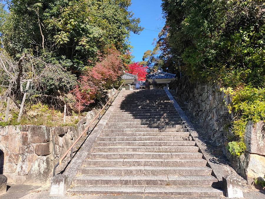 兵庫県川西市・神秀山 満願寺の石段