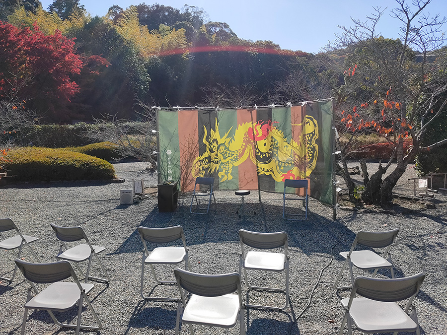 せんじゅ桜の庭のステージ(神秀山 満願寺)