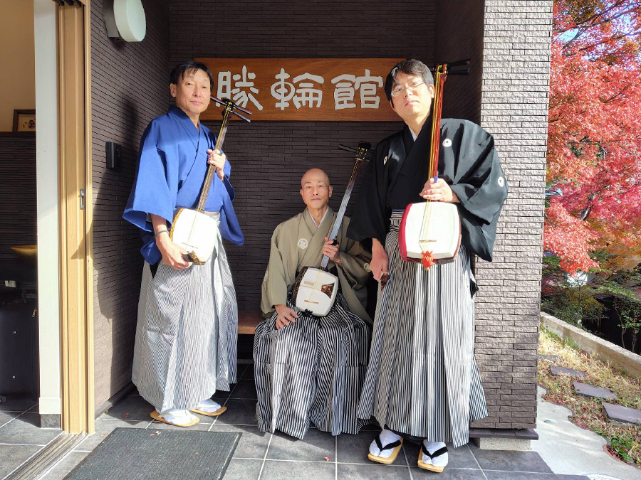 竹山流 津軽三味線奏者(写真左より、水辰さん、高橋栄水師匠、水山)