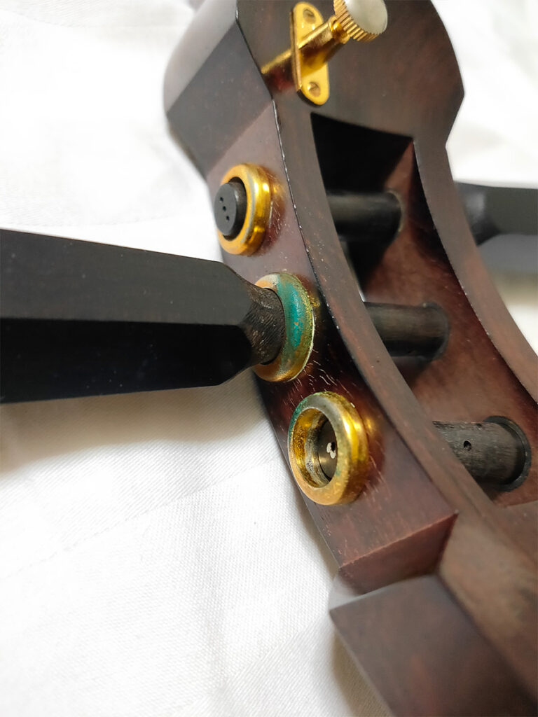 津軽三味線の福林に付着した青サビ（緑青）