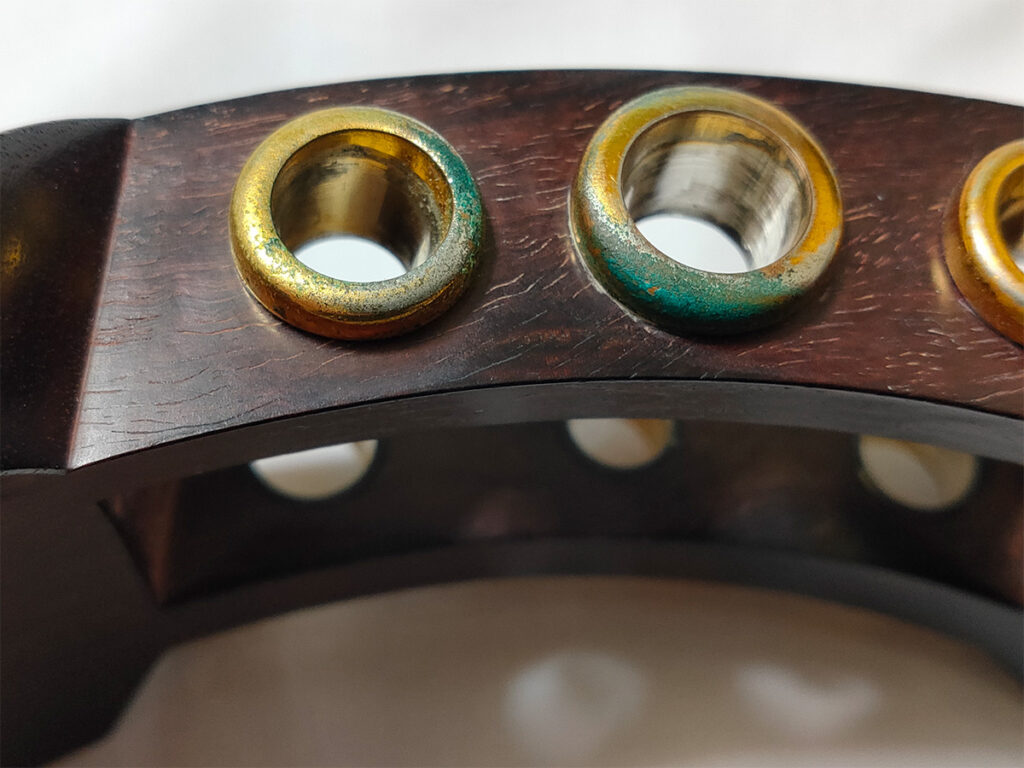 津軽三味線の福林に付着した青サビ（緑青）