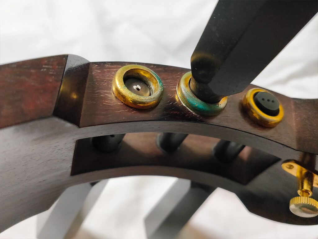 津軽三味線の福林に付着した青サビ（緑青）