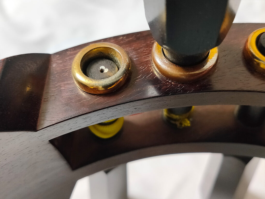 青サビ（緑青）が取れて綺麗になった津軽三味線の福林