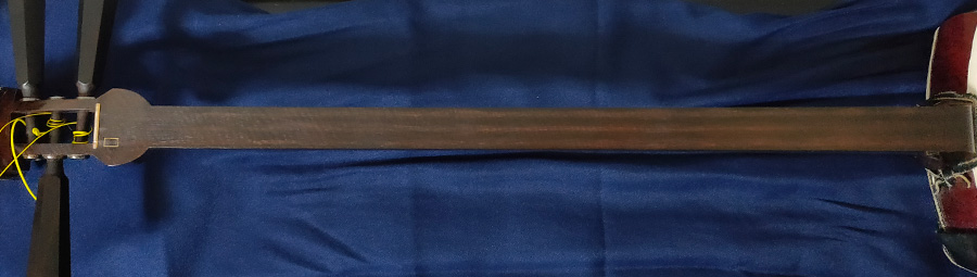 カンベリ（勘減り）の跡がついた津軽三味線の棹