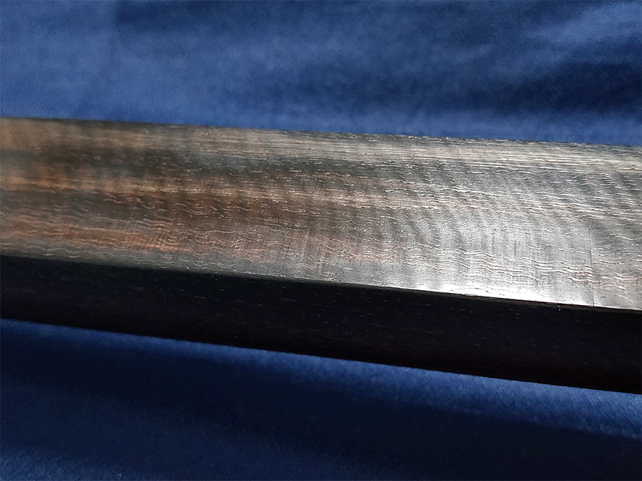 カンベリ直し（上場通し）をする前の津軽三味線の棹