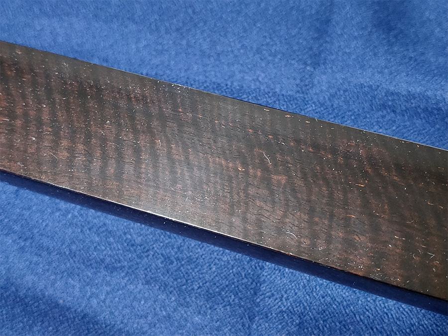 カンベリ直し（上場通し）をした津軽三味線の棹