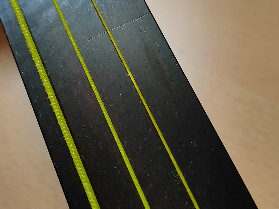 カンベリがあった津軽三味線の棹の一部を埋めて修理