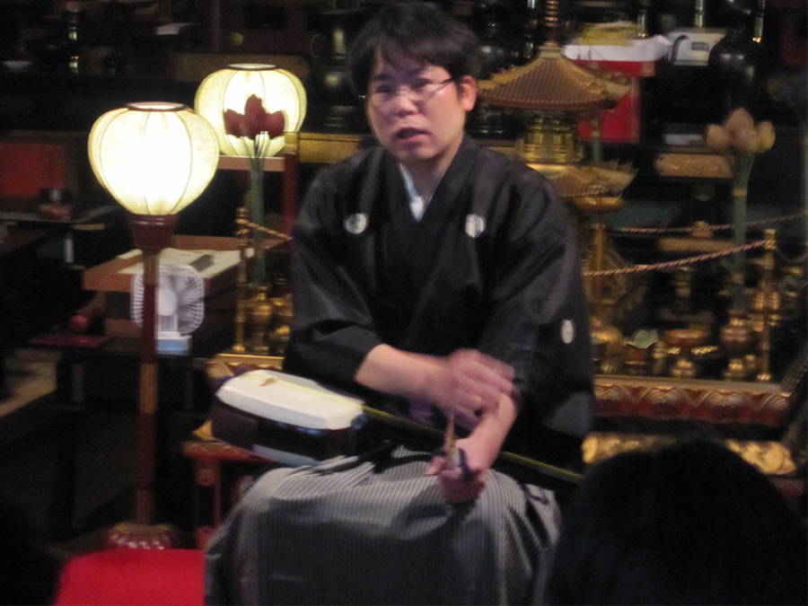 京都・法乗院で行われた糸供養の行事でお話をする竹山流 津軽三味線奏者 水山