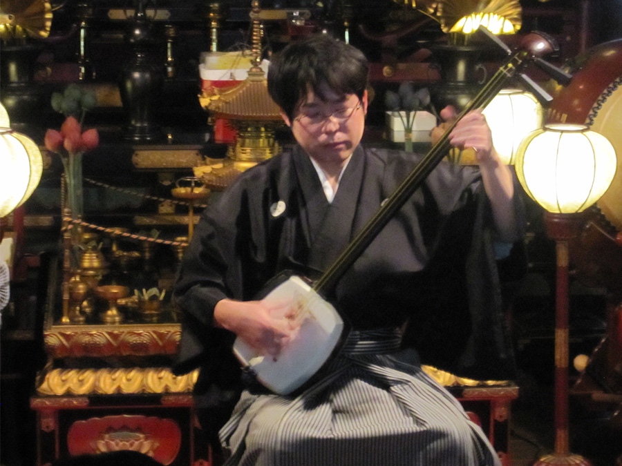 京都・法乗院で行われた糸供養の行事で演奏する竹山流 津軽三味線奏者 水山