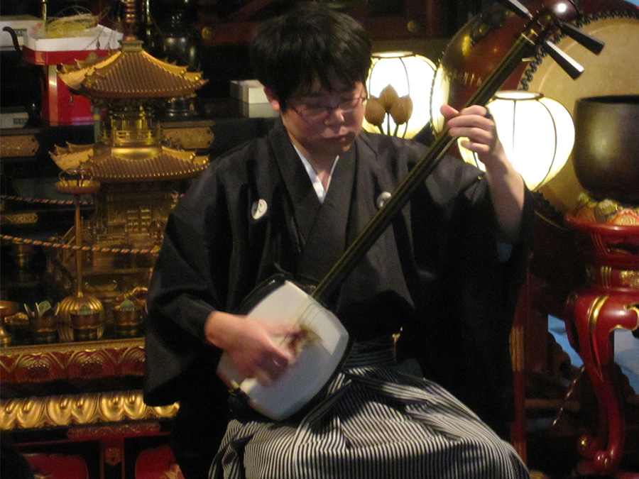 京都・法乗院で行われた糸供養の行事で演奏する竹山流 津軽三味線奏者 水山