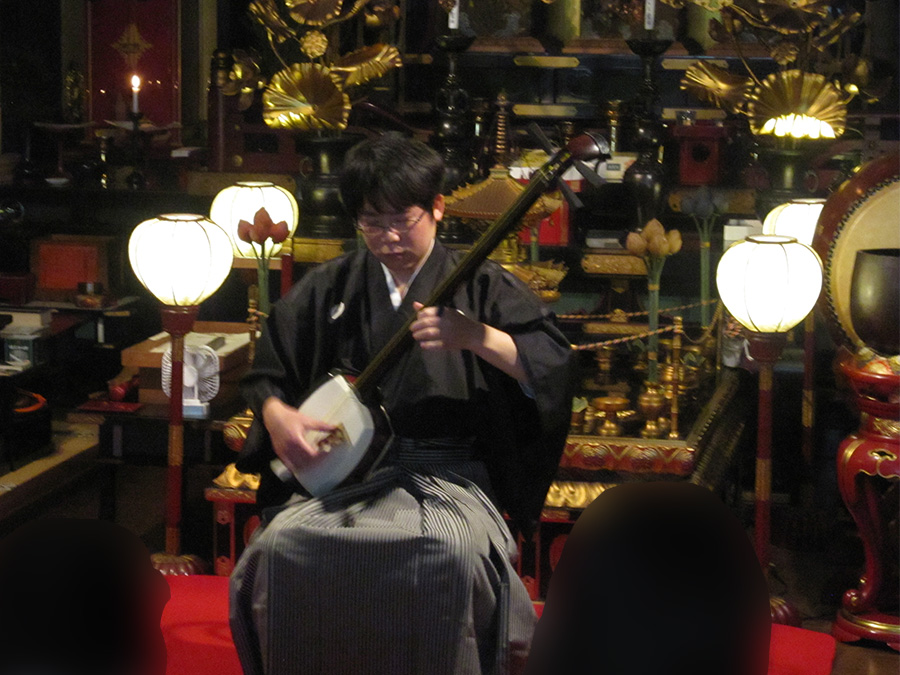 京都・法乗院で行われた糸供養の行事で演奏する竹山流 津軽三味線奏者 水山