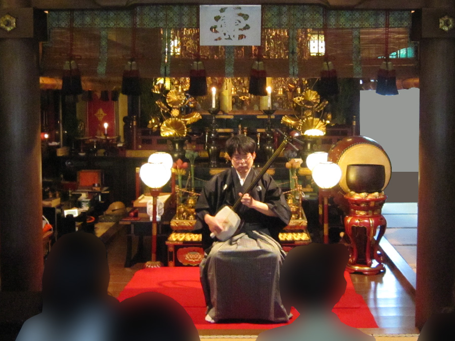 京都・法乗院で行われた糸供養の行事で演奏する竹山流 津軽三味線奏者 水山