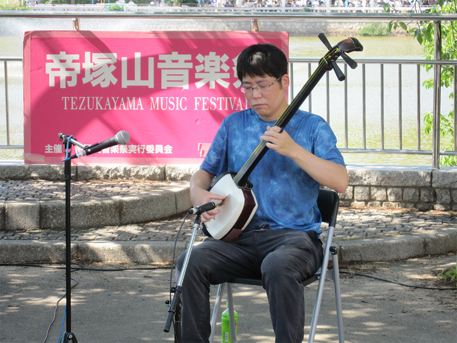 第38回帝塚山音楽祭のサザンテラスステージで演奏する竹山流 津軽三味線奏者 水山