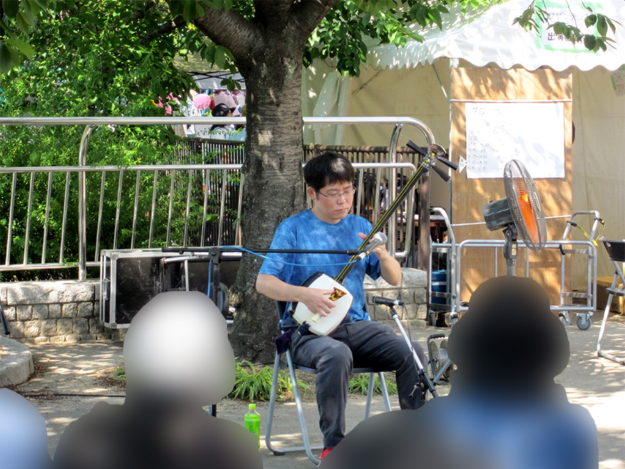 第38回帝塚山音楽祭のサザンテラスステージで演奏する竹山流 津軽三味線奏者 水山