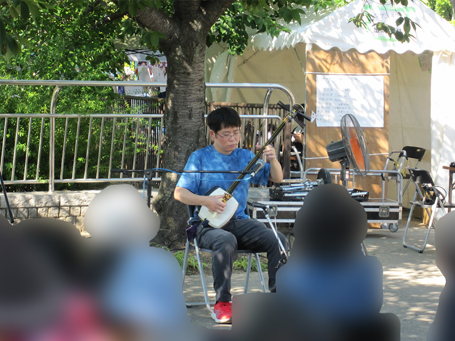 第38回帝塚山音楽祭のサザンテラスステージで演奏する竹山流 津軽三味線奏者 水山