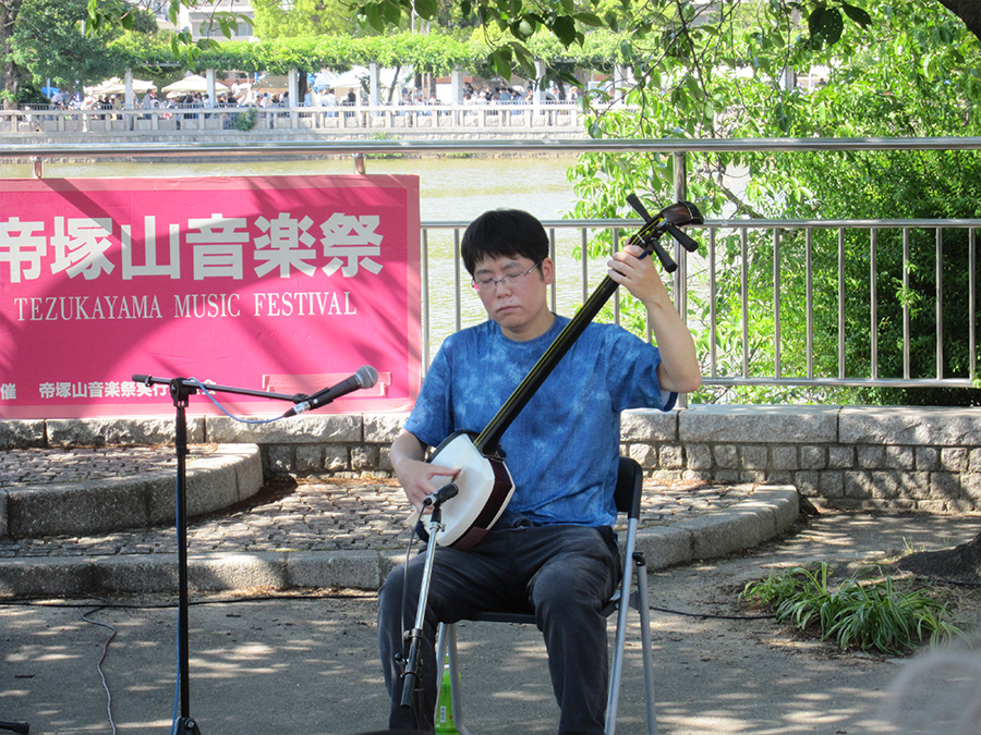 第38回帝塚山音楽祭のサザンテラスステージで演奏する竹山流 津軽三味線奏者 水山