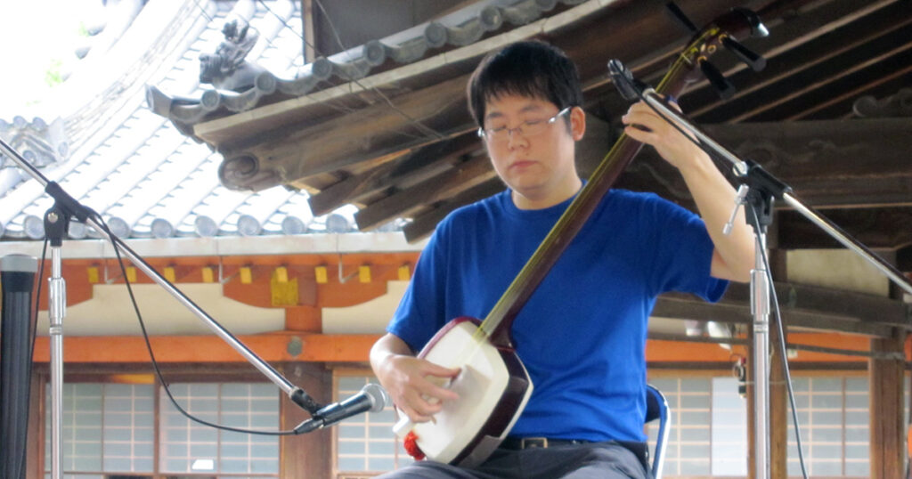 第10回 春日野音楽祭のまちなかステージ「氷室神社」で演奏する竹山流 津軽三味線奏者 水山