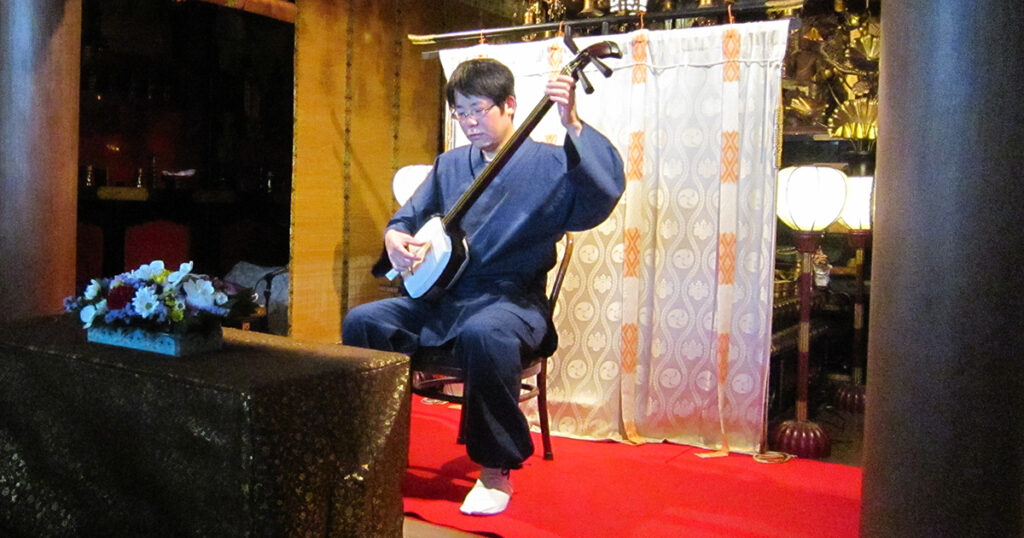 京都・法乗院の本堂で演奏する竹山流 津軽三味線奏者 水山（第6回 下鴨音楽祭）