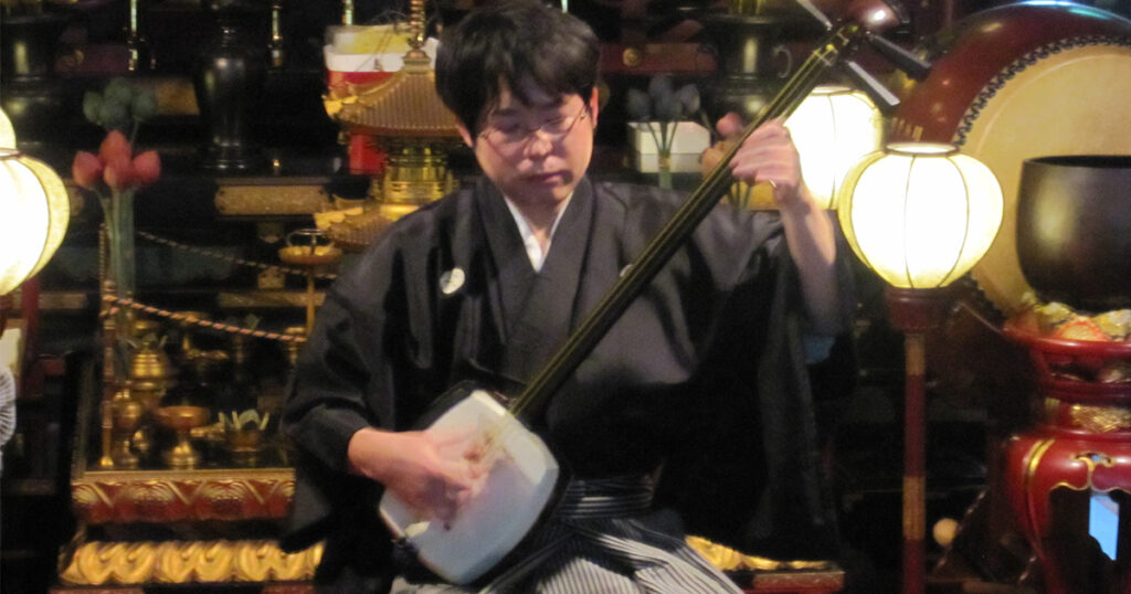 京都・法乗院で行われた糸供養の行事で演奏する竹山流 津軽三味線奏者 水山