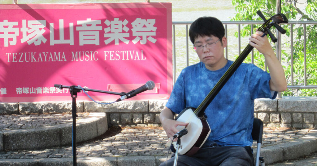 第38回帝塚山音楽祭のサザンテラスステージで演奏する竹山流 津軽三味線奏者 水山